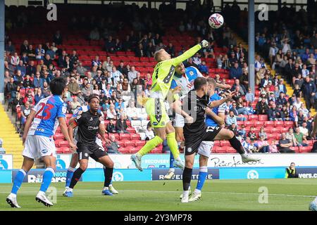 Blackburn, Großbritannien. September 2024. Aynsley Pears, der Torwart der Blackburn Rovers, schlägt den Ball frei. EFL Skybet Championship Match, Blackburn Rovers gegen Bristol City im Ewood Park in Blackburn, Lancashire am Samstag, den 14. September 2024. Dieses Bild darf nur für redaktionelle Zwecke verwendet werden. Nur redaktionelle Verwendung.PIC von Chris Stading/Andrew Orchard Sportfotografie/Alamy Live News Credit: Andrew Orchard Sportfotografie/Alamy Live News Stockfoto