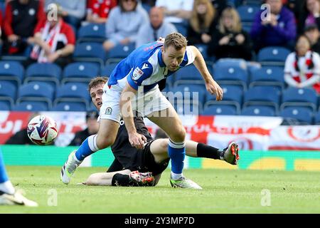 Blackburn, Großbritannien. September 2024. Max Bird of Bristol City und Sondre Tronstad von Blackburn Rovers in Aktion. EFL Skybet Championship Match, Blackburn Rovers gegen Bristol City im Ewood Park in Blackburn, Lancashire am Samstag, den 14. September 2024. Dieses Bild darf nur für redaktionelle Zwecke verwendet werden. Nur redaktionelle Verwendung.PIC von Chris Stading/Andrew Orchard Sportfotografie/Alamy Live News Credit: Andrew Orchard Sportfotografie/Alamy Live News Stockfoto