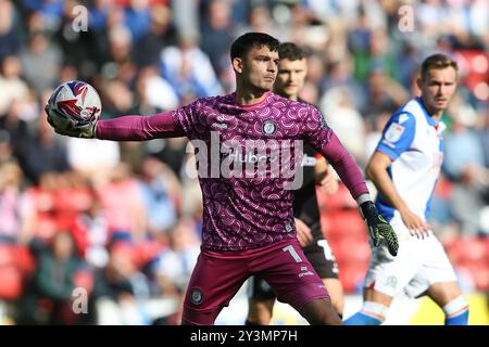 Blackburn, Großbritannien. September 2024. Max O'Leary, der Torhüter von Bristol City. EFL Skybet Championship Match, Blackburn Rovers gegen Bristol City im Ewood Park in Blackburn, Lancashire am Samstag, den 14. September 2024. Dieses Bild darf nur für redaktionelle Zwecke verwendet werden. Nur redaktionelle Verwendung.PIC von Chris Stading/Andrew Orchard Sportfotografie/Alamy Live News Credit: Andrew Orchard Sportfotografie/Alamy Live News Stockfoto