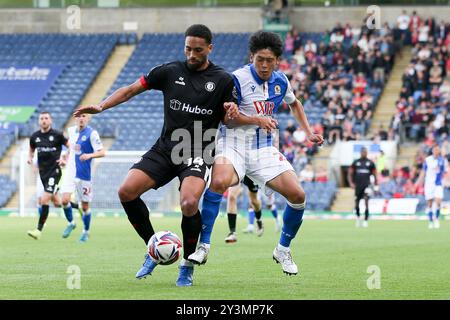 Blackburn, Großbritannien. September 2024. Zak Vyner von Bristol City und Yuki Ohashi von Blackburn Rovers in Aktion. EFL Skybet Championship Match, Blackburn Rovers gegen Bristol City im Ewood Park in Blackburn, Lancashire am Samstag, den 14. September 2024. Dieses Bild darf nur für redaktionelle Zwecke verwendet werden. Nur redaktionelle Verwendung.PIC von Chris Stading/Andrew Orchard Sportfotografie/Alamy Live News Credit: Andrew Orchard Sportfotografie/Alamy Live News Stockfoto