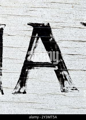 Schriftliche Texte in Distress State Typography fanden Einen Brief Stockfoto