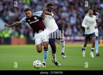 Aston Villa's Morgan Rogers (links) und Evertons Tim Iroegbunam kämpfen um den Ball während des Premier League Matches Villa Park, Birmingham. Bilddatum: Samstag, 14. September 2024. Stockfoto