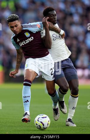 Aston Villa's Morgan Rogers (links) und Evertons Tim Iroegbunam kämpfen um den Ball während des Premier League Matches Villa Park, Birmingham. Bilddatum: Samstag, 14. September 2024. Stockfoto