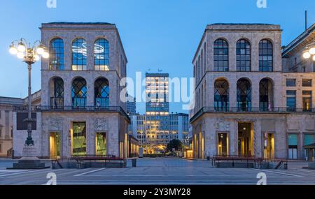 Milan - Palazzo Dell Arengario - Museum des 20. Jahrhunderts in der Nacht Stockfoto