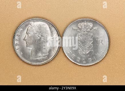 Foto Nahaufnahme der Rückseite und Vorderseite einer 1973 französischen 1 Franc silberfarbenen gebrauchten Münze Stockfoto