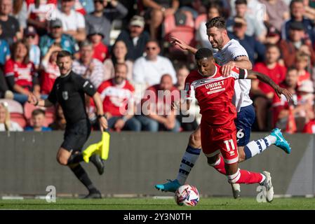 Isaiah Jones wird am Samstag, den 14. September 2024, von Liam Lindsay aus Preston North End während des Sky Bet Championship Matches zwischen Middlesbrough und Preston North End im Riverside Stadium, Middlesbrough, getroffen. (Foto: Trevor Wilkinson | MI News) Credit: MI News & Sport /Alamy Live News Stockfoto