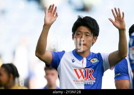 Blackburn, Großbritannien. September 2024. Yuki Ohashi von den Blackburn Rovers zeigt seine Anerkennung den Fans am Ende des Spiels. EFL Skybet Championship Match, Blackburn Rovers gegen Bristol City im Ewood Park in Blackburn, Lancashire am Samstag, den 14. September 2024. Dieses Bild darf nur für redaktionelle Zwecke verwendet werden. Nur redaktionelle Verwendung.PIC von Chris Stading/Andrew Orchard Sportfotografie/Alamy Live News Credit: Andrew Orchard Sportfotografie/Alamy Live News Stockfoto