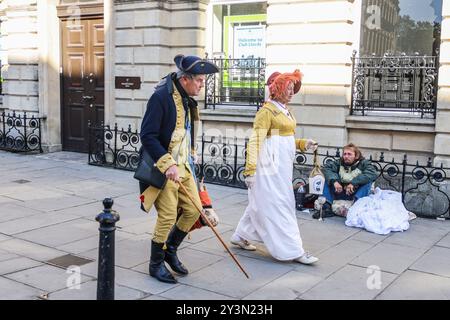 Bath, Somerset, Großbritannien. September 2024. Die jährliche Jane Austing-Feier-Parade beginnt mit Hunderten von Menschen in Regency-Kostümen, die die englische Autorin Jane Austenthe aus dem 19. Jahrhundert nachspielen Stockfoto