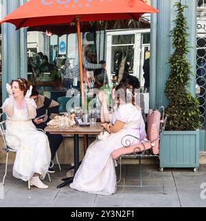 Bath, Somerset, Großbritannien. September 2024. Die jährliche Jane Austing-Feier-Parade beginnt mit Hunderten von Menschen in Regency-Kostümen, die die englische Autorin Jane Austenthe aus dem 19. Jahrhundert nachspielen Stockfoto