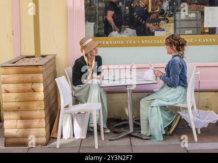 Bath, Somerset, Großbritannien. September 2024. Die jährliche Jane Austing-Feier-Parade beginnt mit Hunderten von Menschen in Regency-Kostümen, die die englische Autorin Jane Austenthe aus dem 19. Jahrhundert nachspielen Stockfoto