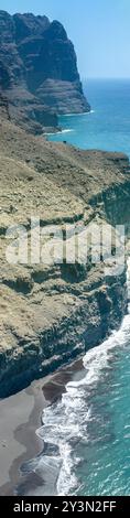 Aus der Vogelperspektive auf den Weg durch die Berge zum Guigui Beach, unberührten schwarzen Sandstrand, Gran Canaria. Spanien. Landschaftlich reizvoller Pfad Stockfoto