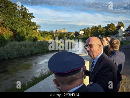 Guben, Deutschland. September 2024. Dietmar Woidke (SPD, vorne rechts), Ministerpräsident von Brandenburg, steht mit Vertretern der Behörden auf einer Baustelle für eine Hochwassersperre an der deutsch-polnischen Grenze Neisse. Die Hochwasserwarnzentrale des Landesamtes für Umwelt (LfU) hat Hochwasserwarnungen für die Lausitzer Neiße und für die oder und Elbe (Kreis Elbe-Elster) ausgegeben. Die aktuellen Prognosen deuten auf erhebliche Überschwemmungen an Elbe und oder hin. Auch an der Lausitzer Neiße ist mit einem deutlichen Anstieg der Wasserstände zu rechnen. Quelle: Patrick Pleul/dpa/Alamy Live News Stockfoto