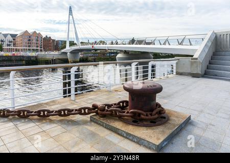 Die Govan-Partick Bridge ist eine neue Brücke in Glasgow, Schottland, um Fußgänger und Fahrräder über den Fluss Clyde zu transportieren. Stockfoto