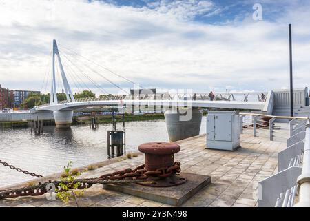 Die Govan-Partick Bridge ist eine neue Brücke in Glasgow, Schottland, um Fußgänger und Fahrräder über den Fluss Clyde zu transportieren. Stockfoto