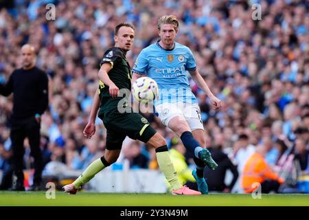 Kevin de Bruyne (rechts) von Manchester City und Mikkel Damsgaard von Brentford kämpfen um den Ball während des Premier League-Spiels im Etihad Stadium, Manchester. Bilddatum: Samstag, 14. September 2024. Stockfoto