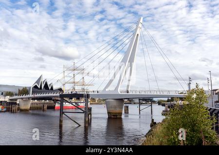 Die Govan-Partick Bridge ist eine neue Brücke in Glasgow, Schottland, um Fußgänger und Fahrräder über den Fluss Clyde zu transportieren. Stockfoto