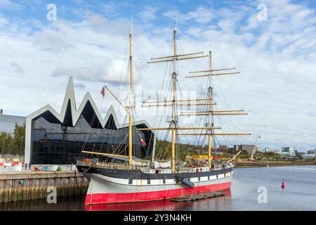 Das Riverside Museum in Pointhouse, das sich neben dem Zusammenfluss zwischen dem Kelvin und dem Clyde befindet, beherbergt die Sammlung der Transportmittel, die früher gesammelt wurden Stockfoto