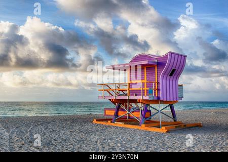 Farbenfrohe 12th Street Art déco-Rettungsstation am Sonnenaufgang am Miami Beach mit Wolken und Ozean im Hintergrund Stockfoto