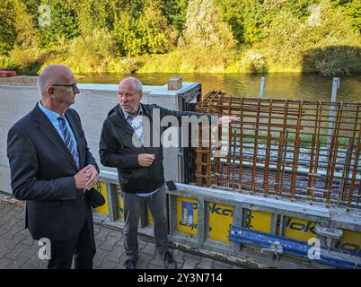 Guben, Deutschland. September 2024. Dietmar Woidke (SPD, l), Ministerpräsident von Brandenburg, und Fred Mahro (CDU), Bürgermeister von Guben, stehen auf einer Baustelle für eine Hochwassermauer an der deutsch-polnischen Grenze Neisse. Die Hochwasserwarnzentrale des Landesamtes für Umwelt (LfU) hat Hochwasserwarnungen für die Lausitzer Neiße und für die oder und Elbe (Kreis Elbe-Elster) ausgegeben. Die aktuellen Prognosen deuten auf erhebliche Überschwemmungen an Elbe und oder hin. Auch an der Lausitzer Neiße ist mit einem deutlichen Anstieg der Wasserstände zu rechnen. Quelle: Patrick Pleul/dpa/Alamy Live News Stockfoto