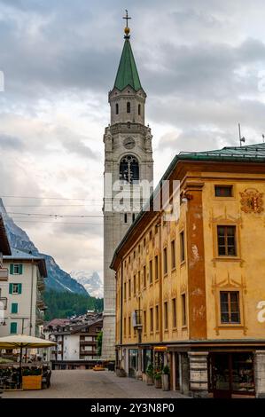 Blick auf den berühmten Kirchturm im Herzen von Cortina d'Ampezzo. Die architektonische Schönheit des Turms erhebt sich vor der Kulisse des Sur Stockfoto