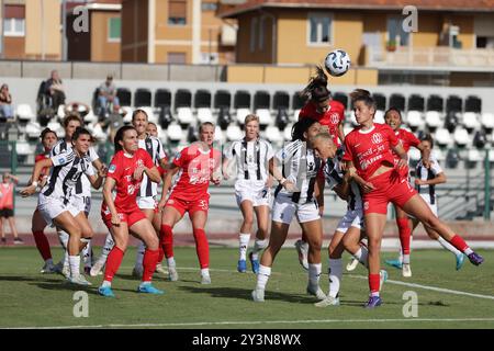 Biella, Italien. September 2024. Chiara Beccari und Hanna Bennison von Juventus kämpfen im Stadio Vittorio Pozzo in Biella mit der Como Women-Verteidigung in einer Ecke. Der Bildnachweis sollte lauten: Jonathan Moscrop/Sportimage Credit: Sportimage Ltd/Alamy Live News Stockfoto