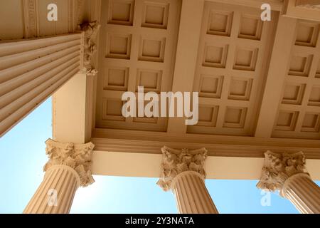 Niedrige Winkelansicht klassischer Säulen und verziertes Deckendesign – Architekturdetails Stockfoto