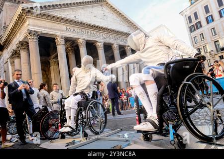 Roma, Italien. September 2024. Manifestazione sportiva Fechtmarathon in Rom, XIV edizione de „A Fil di Spada“ Memorial Enzo Musumeci Greco, tenutasi in Piazza della Rotonda (Pantheon) A Roma, Sabato 14 Settembre 2024 (Foto Mauro Scrobogna/LaPresse) das Sportereignis Fechtmarathon in Rom, XIV. Ausgabe des Gedenkfestes „A Fil di Spada“ Enzo Musumeci Greco, gehalten auf der Piazza Alzo Musumeci Greco, die auf der Piazza Albogna, die Presse, die auf der Piazza Albogna, die Presse, die am Samstag 2024 in Rom/Labogna de Labogna Presse (Foto) Stockfoto