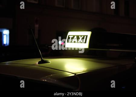 Leuchtendes Taxi Schild auf Autodach Leuchtendes Taxi Schild auf Autodach *** beleuchtetes Fahrerhausschild auf Autodach beleuchtetes Fahrerhausschild auf Autodach Stockfoto