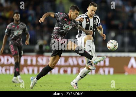 Empolis italienischer Stürmer Pietro Pellegri tritt am 14. September 2024 im Carlo Castellani Stadion in Empoli gegen Juventus gegen Federico Gatti in der Serie A gegen Juventus in den Ball. Stockfoto