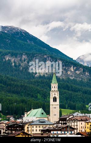 Ein Panoramablick auf die malerische Stadt Cortina d'Ampezzo, eingebettet im Herzen der Dolomiten. Majestätische Berge erheben sich im Hintergrund Stockfoto