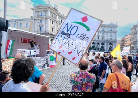 Roma, Italien. September 2024. Manifestazione indetta per ricordare i due anni dall'inizio delle proteste duramente represse in Iran successivamente alla morte della giovane Mahasa Amini il 13 settembre 2022. Roma, Sabato 14 Settembre 2024 (Foto Mauro Scrobogna/LaPresse) die Demonstration wurde zum Gedenken an die zwei Jahre seit Beginn der hart unterdrückten Proteste im Iran nach dem Tod des jungen Mahasa Amini am 13. September 2022 aufgerufen. Rom, Samstag, 14. September 2024 (Foto: Mauro Scrobogna/LaPresse) Credit: LaPresse/Alamy Live News Stockfoto