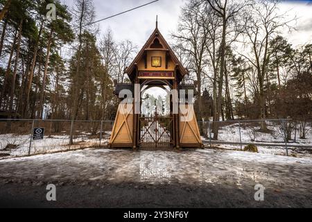 Oslo - 11. Februar 2023: Traditionelle skandinavische Gebäude im Oslo Open Air Museum in Oslo, Norwegen Stockfoto