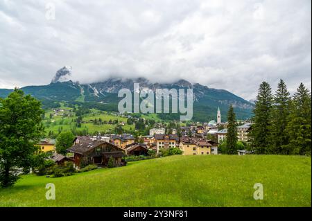 Ein Panoramablick auf die malerische Stadt Cortina d'Ampezzo, eingebettet im Herzen der Dolomiten. Majestätische Berge erheben sich im Hintergrund Stockfoto