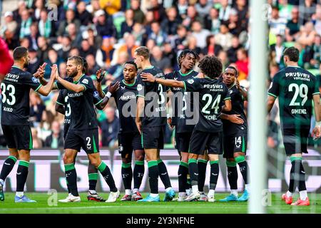 Groningen, Niederlande. September 2024. GRONINGEN, NIEDERLANDE - 14. SEPTEMBER: Spieler von Feyenoord feiern das Tor beim niederländischen Eredivisie-Spiel zwischen dem FC Groningen und Feyenoord am 14. September 2024 in Euroborg. (Foto: Pieter van der Woude/Orange Pictures) Credit: dpa/Alamy Live News Stockfoto