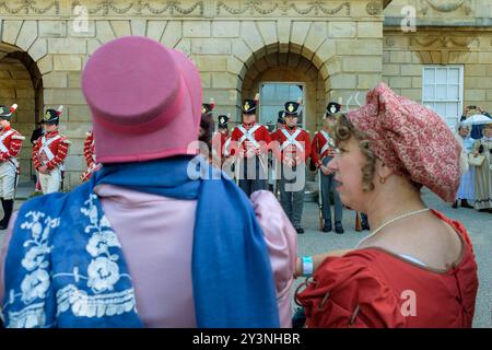 Bath, UK. September 2024. Jane Austen Fans werden im Bild abgebildet, während sie auf die Teilnahme an der weltberühmten Grand Regency kostümierten Promenade warten. Die Promenade, Teil des Jane Austen Festivals, ist eine Prozession durch die Straßen von Bath und die Teilnehmer, die aus der ganzen Welt kommen, tragen Trachten aus dem 18. Jahrhundert. Quelle: Lynchpics/Alamy Live News Stockfoto