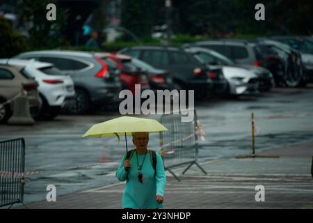 Warschau, Polen. September 2024. Menschen mit Regenschirmen werden bei einem Regenfall in Warschau, Polen, am 14. September 2024 gesehen. Warnungen vor starken Regenfällen und schweren Überschwemmungen wurden von den staatlichen Wetterbehörden in Polen ausgegeben. (Foto: Jaap Arriens/SIPA USA) Credit: SIPA USA/Alamy Live News Stockfoto