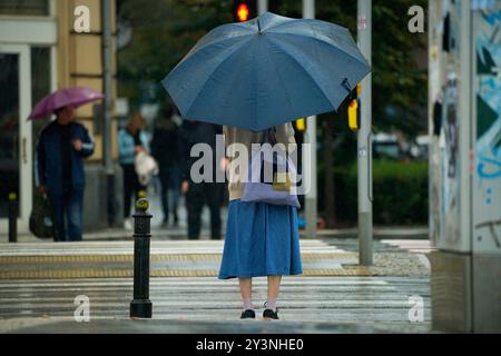 Warschau, Polen. September 2024. Menschen mit Regenschirmen werden bei einem Regenfall in Warschau, Polen, am 14. September 2024 gesehen. Warnungen vor starken Regenfällen und schweren Überschwemmungen wurden von den staatlichen Wetterbehörden in Polen ausgegeben. (Foto: Jaap Arriens/SIPA USA) Credit: SIPA USA/Alamy Live News Stockfoto