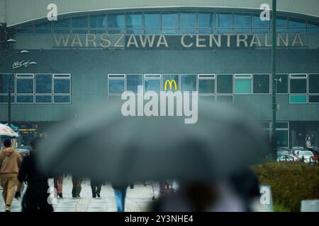 Warschau, Polen. September 2024. Menschen mit Regenschirmen werden bei einem Regenfall in Warschau, Polen, am 14. September 2024 gesehen. Warnungen vor starken Regenfällen und schweren Überschwemmungen wurden von den staatlichen Wetterbehörden in Polen ausgegeben. (Foto: Jaap Arriens/SIPA USA) Credit: SIPA USA/Alamy Live News Stockfoto