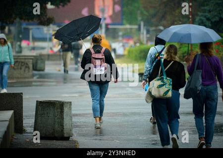 Warschau, Polen. September 2024. Menschen mit Regenschirmen werden bei einem Regenfall in Warschau, Polen, am 14. September 2024 gesehen. Warnungen vor starken Regenfällen und schweren Überschwemmungen wurden von den staatlichen Wetterbehörden in Polen ausgegeben. (Foto: Jaap Arriens/SIPA USA) Credit: SIPA USA/Alamy Live News Stockfoto