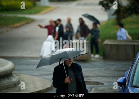 Warschau, Polen. September 2024. Menschen mit Regenschirmen werden bei einem Regenfall in Warschau, Polen, am 14. September 2024 gesehen. Warnungen vor starken Regenfällen und schweren Überschwemmungen wurden von den staatlichen Wetterbehörden in Polen ausgegeben. (Foto: Jaap Arriens/SIPA USA) Credit: SIPA USA/Alamy Live News Stockfoto