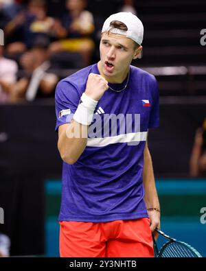 Der tschechische Tennisspieler Jakub Mensik im Davis Cup 2024 im Spiel Tschechische Republik gegen Arthur Rinderknech aus Frankreich in Valencia, Spanien, o Stockfoto