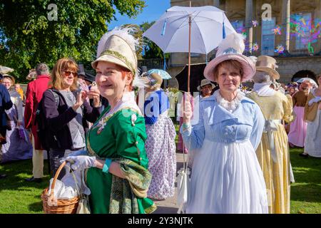 Bath, UK. September 2024. Jane Austen Fans werden im Bild abgebildet, während sie auf die Teilnahme an der weltberühmten Grand Regency kostümierten Promenade warten. Die Promenade, Teil des Jane Austen Festivals, ist eine Prozession durch die Straßen von Bath und die Teilnehmer, die aus der ganzen Welt kommen, tragen Trachten aus dem 18. Jahrhundert. Quelle: Lynchpics/Alamy Live News Stockfoto