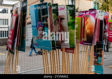 Zürich Oerlikon, Schweiz. September 2024. Zeichen für den „Marsch fürs Läbe“, ein jährliches Ereignis gegen Abtreibung und für die Rechte des Ungeborenen. Auf den Schildern stand: „Danke for Life“.b Credit: Fabienne Koch/Alamy Live News. Stockfoto