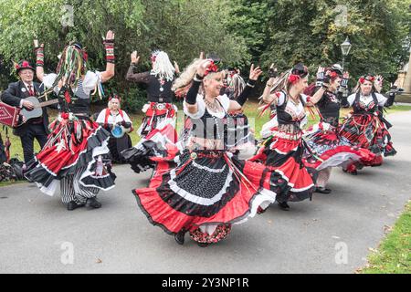 Das „400 Roses“ Morris-Team tritt am ersten Tag (14. September) des Saltaire Festival 2024 auf und kombiniert britische morris mit Stammesbauchtanz. Stockfoto