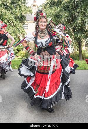 Das „400 Roses“ Morris-Team tritt am ersten Tag (14. September) des Saltaire Festival 2024 auf und kombiniert britische morris mit Stammesbauchtanz. Stockfoto