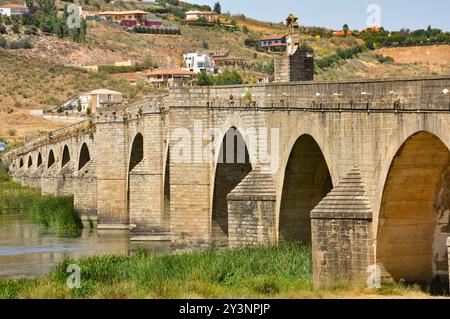 Steinbrücke aus dem 17. Jahrhundert über den Fluss Guadiana im kleinen spanischen Dorf Medellin Stockfoto