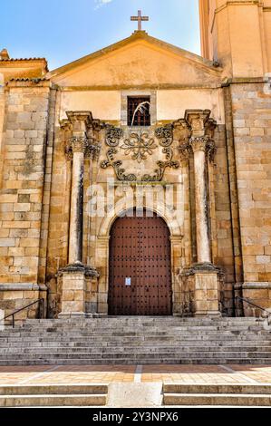 Portal der Kirche Santa María Magdalena in Castuera mit dem Kreuz von Alcántara, Symbol des mittelalterlichen Rittergeistes und christlicher Ritter Stockfoto