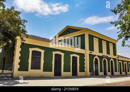 Bahnhof Almorchon, historischer Eisenbahnknotenpunkt, an dem zwei Eisenbahnlinien zusammenlaufen: Ciudad Real-Badajoz und Cordoba-Almorchon Stockfoto