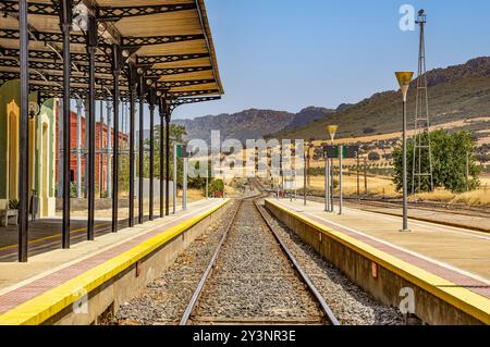 Bahnhof Almorchon, historischer Eisenbahnknotenpunkt, an dem zwei Eisenbahnlinien zusammenlaufen: Ciudad Real-Badajoz und Cordoba-Almorchon Stockfoto