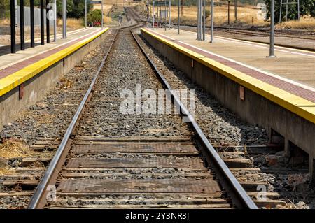 Bahnhof Almorchon, historischer Eisenbahnknotenpunkt, an dem zwei Eisenbahnlinien zusammenlaufen: Ciudad Real-Badajoz und Cordoba-Almorchon Stockfoto